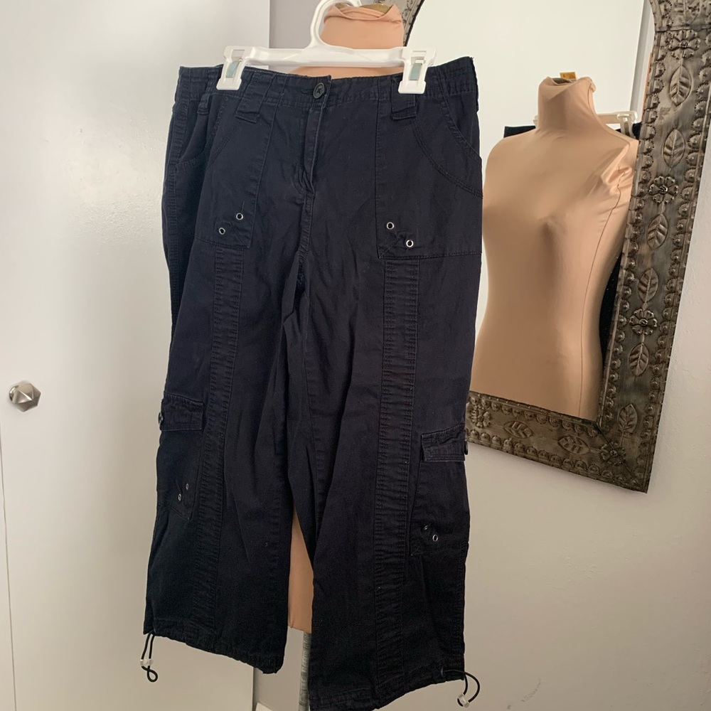 CARGO PANTS BLACK STYLE AND COMPANY SIZE 8P TOGGLE CLOSE AT LEG HEM